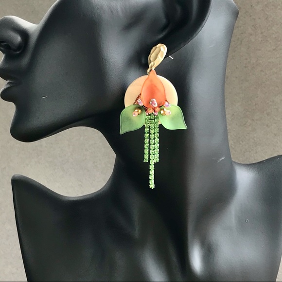 Earrings with a wood floral pendant - Picture 5 of 16